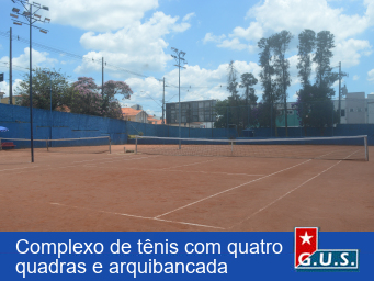 Complexo de tênis com quatro quadras e arquibancada
